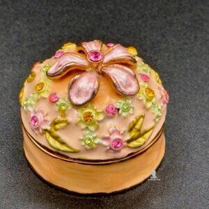 Adorable Floral Trinket Box - Miniature Magic for Your Decor!